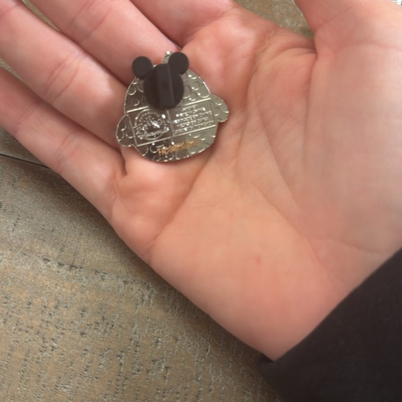 Disney Munchlings Mystery Pin Chip as a cupcake from series 1 - Picture 2 of 2